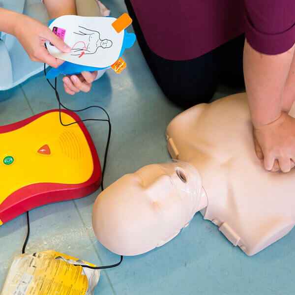 Imagen: Curso internacional en secuencia de actuación en soporte vital básico con desfibrilador